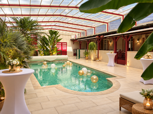 fête tropicale au bord de la piscine